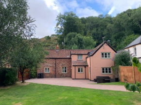 Country cottage in Idyllic valley